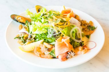 taze deniz ürünleri salatası