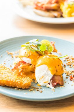 Kahvaltı için yumurta benedict