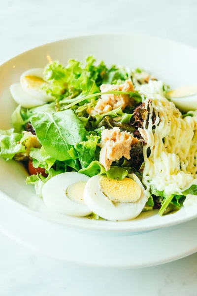 Frischer Thunfischsalat in weißer Schüssel — Stockfoto