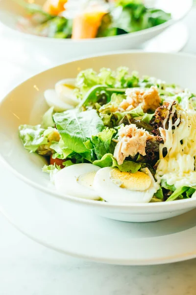Beyaz kase taze ton balıklı salata — Stok fotoğraf