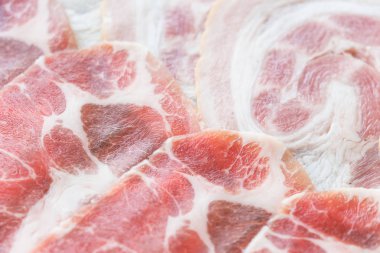 pişmemiş domuz eti