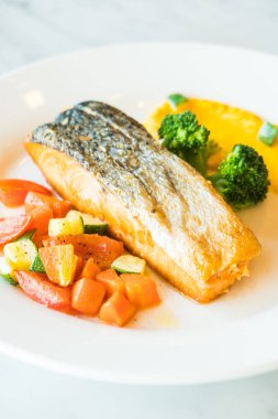 Beyaz tabak ızgara somon steak