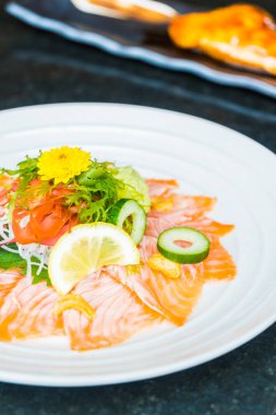 Beyaz tabak içinde Somon carpaccio