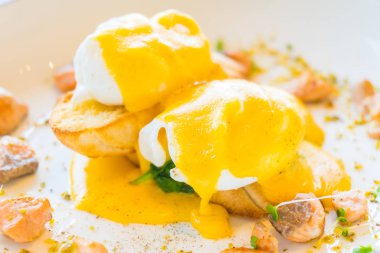 연어 달걀 베네딕트