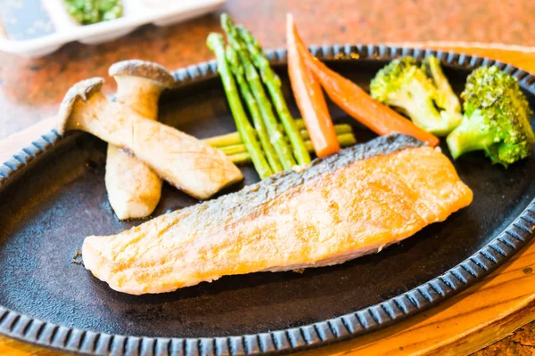 Filete de salmón con verduras — Foto de Stock