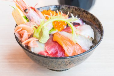 Üstte sashimi deniz ürünleri ile Japon pirinç kase