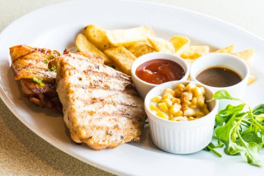 Domuz eti ve tavuk biftek