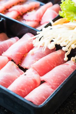 pişmemiş domuz eti