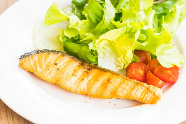 Salmon and vegetable salad — Stock Photo, Image