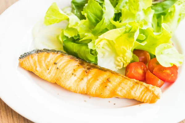 Ensalada de salmón y verduras —  Fotos de Stock