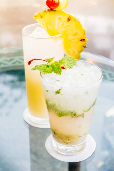 Mocktails cam masada — Stok fotoğraf