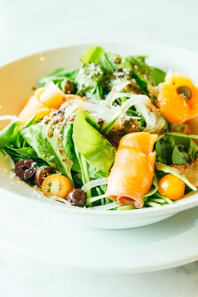 Räucherlachs-Salat — Stockfoto