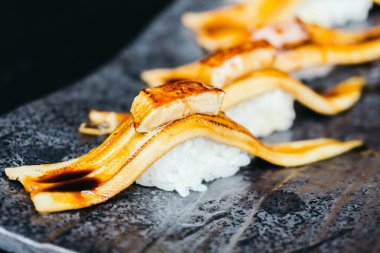 Suşi ile kaz ciğeri üst ızgara yılan balığı balık