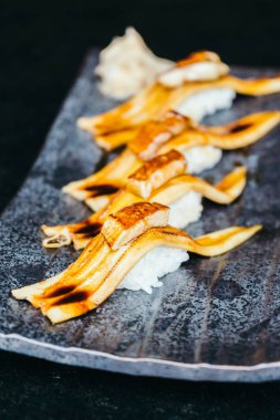 Suşi ile kaz ciğeri üst ızgara yılan balığı balık