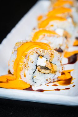 Yılan balığı suşi roll maki peynir ile