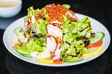 Beyaz tabak içinde somon salata