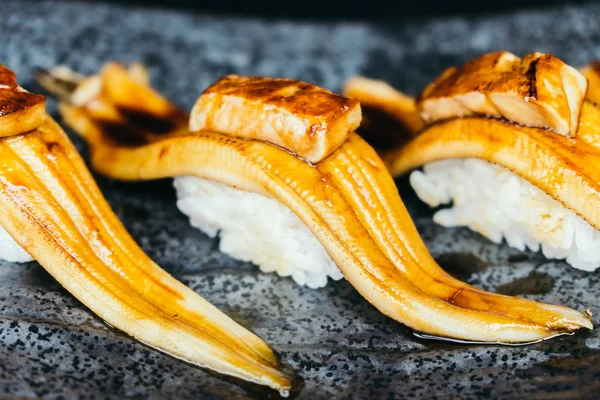 Sushi de pește la grătar cu foie gras pe partea de sus — Fotografie, imagine de stoc