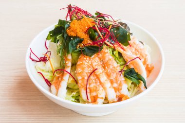 Karides salatası tatlı sos ile