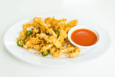 Beyaz tabakta kalamar