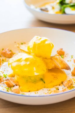 연어 달걀 베네딕트