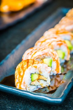 Somon suşi roll