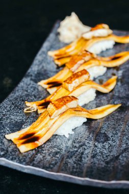 Suşi ile kaz ciğeri üst ızgara yılan balığı balık