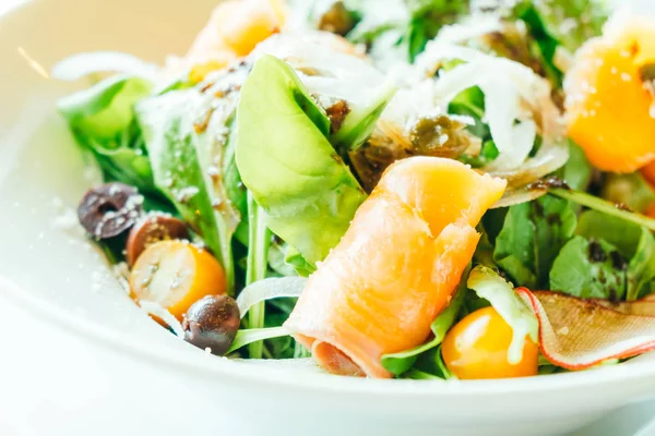 Räucherlachs-Salat — Stockfoto