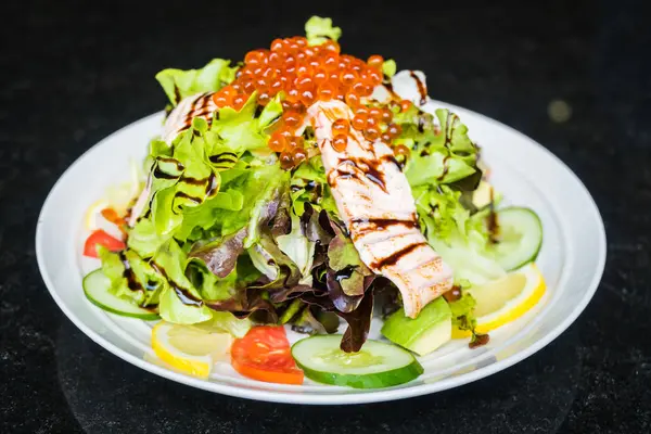 Салат з лосося в білій тарілці — стокове фото