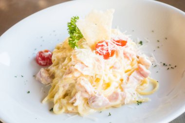 Spagetti carbonara beyaz plaka 