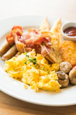 İngiliz kahvaltısı beyaz plaka