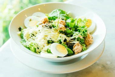 Beyaz kase taze ton balıklı salata