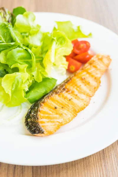 Salada de salmão em prato branco — Fotografia de Stock