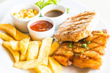 Domuz eti ve tavuk biftek