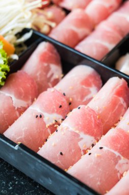 pişmemiş domuz eti