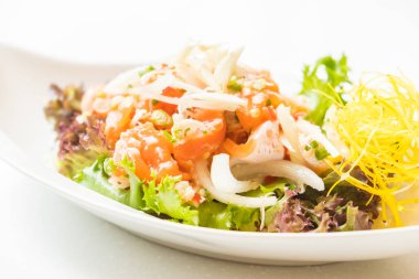 Baharatlı somon salata