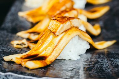 Suşi ile kaz ciğeri üst ızgara yılan balığı balık