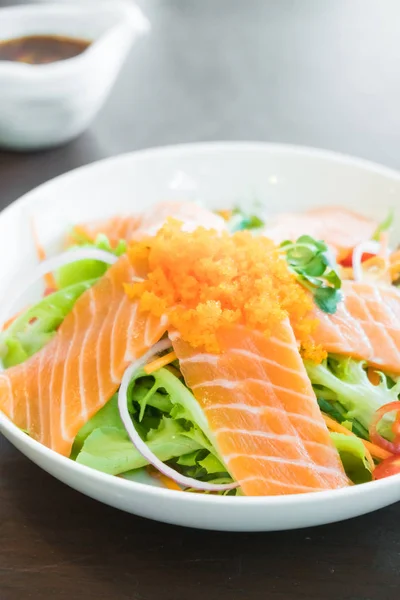 Zalm salade met witte plaat — Stockfoto