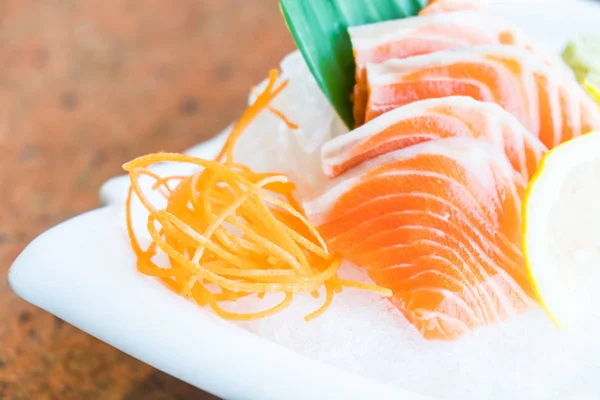 Сашими из лосося в белой тарелке — стоковое фото