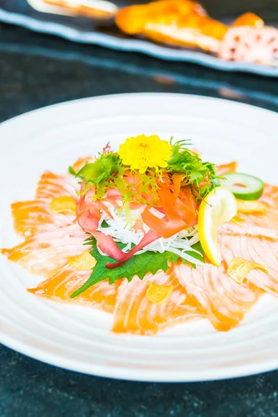 Carpaccio salmone in piatto bianco — Foto Stock