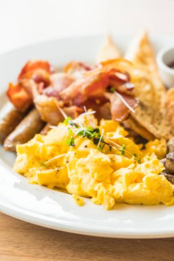 İngiliz kahvaltısı beyaz plaka