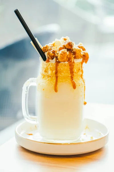 Caramel milkshake glas — Stockfoto