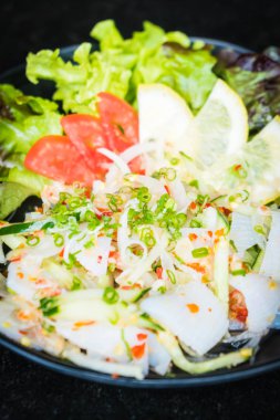 Acılı kalamar salatası