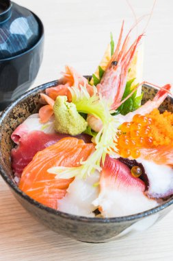 Üstte sashimi deniz ürünleri ile Japon pirinç kase