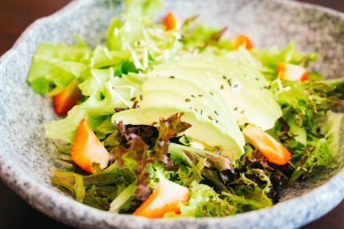 Avokado ve çilek sebze salatası ile