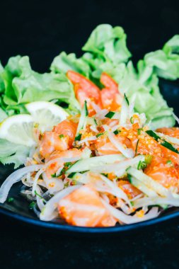 Baharatlı somon salata