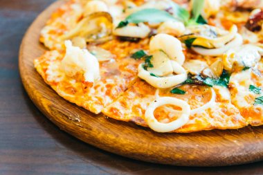 Baharatlı deniz ürünleri pizza