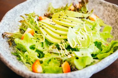 Avokado ve çilek sebze salatası ile