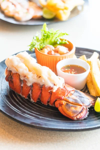 Hummersteak auf schwarzem Teller — Stockfoto