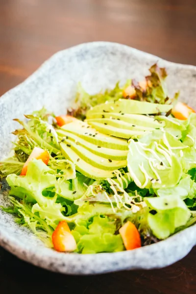 Abacate e Morango com salada de legumes — Fotografia de Stock