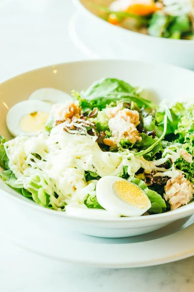 Frischer Thunfischsalat in weißer Schüssel — Stockfoto